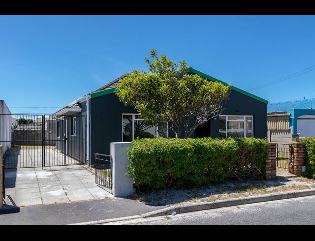 3 BEDROOM HOUSE RENTED IN SURREY ESTATE